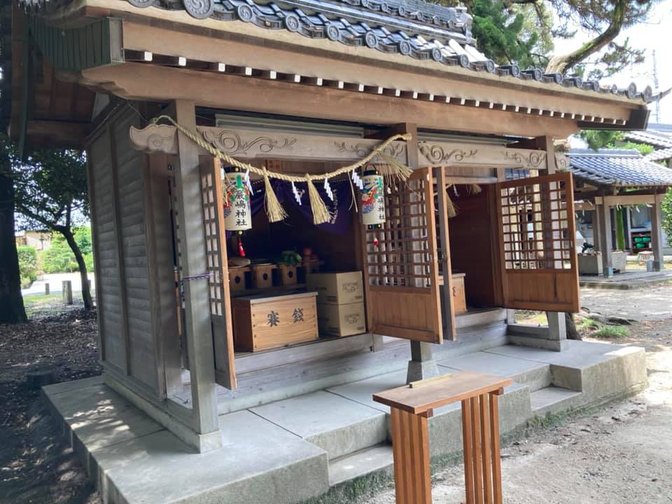 左には市杵島姫命を祀る厳島社、右は大山祇神を祀る山神社