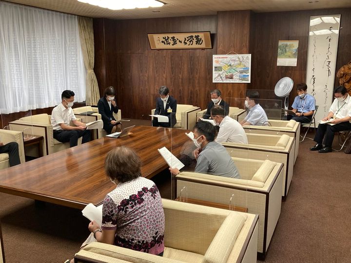 知立市議会市民福祉委員会・政策提言書手交