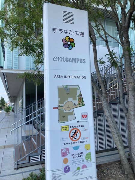 豊橋駅の豊橋市まちなか広場と豊橋市まちなか図書館