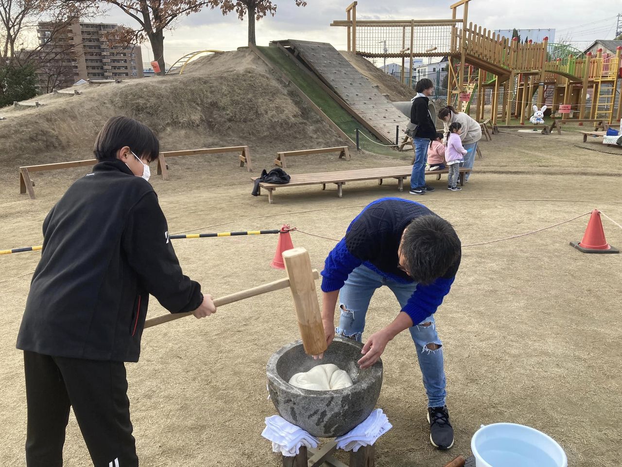OBを連れて猿渡保育園餅つき会へ